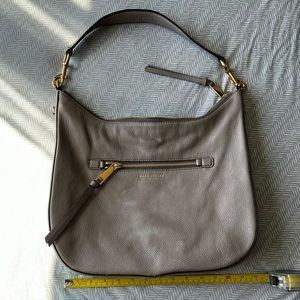 Marc Jacobs shoulder bag. French gray beige. Pebble leather gold accessories.